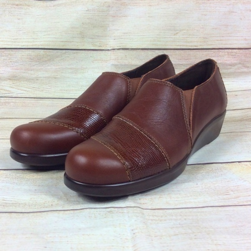 SAS Nora brown leather slip on. 7.5S. Slim narrow. 7.5 N